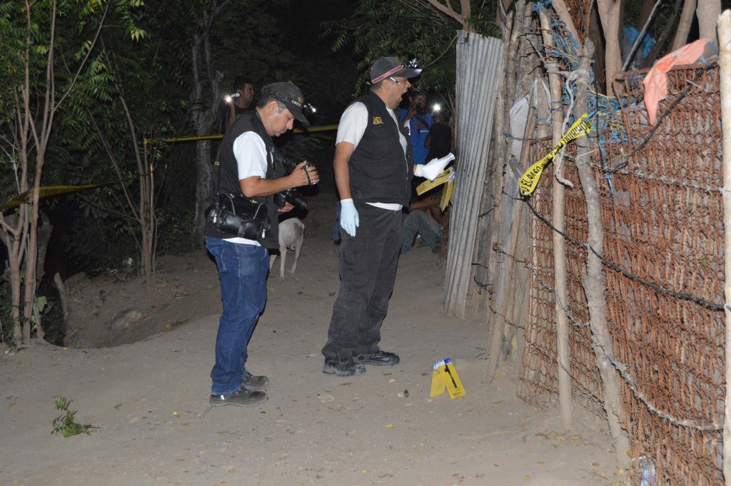 Investigadores inspeccionan el lugar donde ocurrió el ataque, en Zacapa. (Foto Prensa Libre: Víctor Gómez)