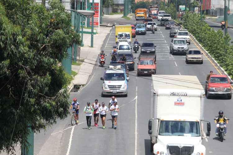 Los jóvenes han venido corriendo del lado derecho de la ruta sin obstruir el paso de los vehículos.