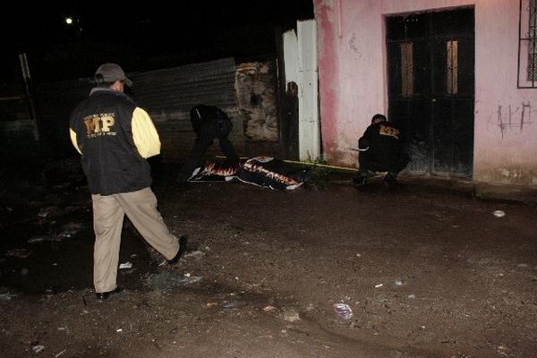 cadáver de   Armando Batz yace en el suelo.