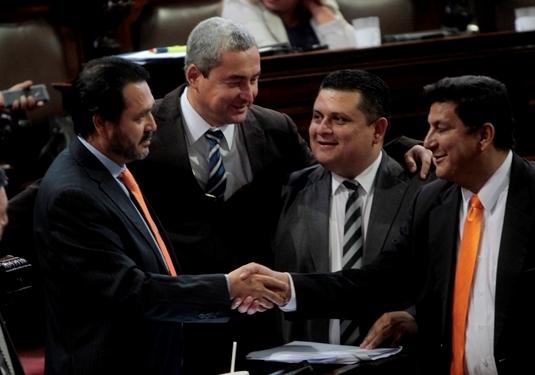 Los legisladores Gudy Rivera y Estuardo Galdámez se saludan dentro del hemiciclo. (Foto Prensa Libre: Hemeroteca PL)
