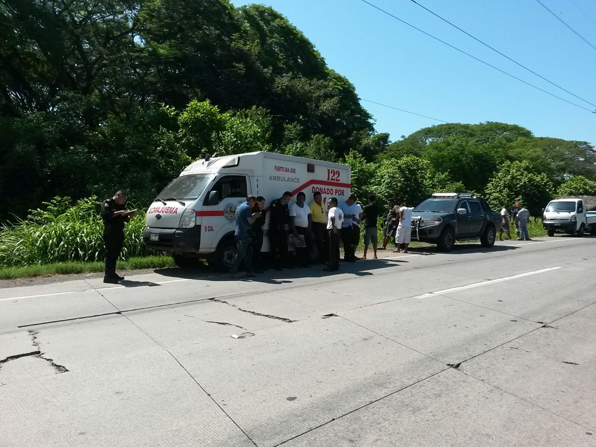 Ambulancia en la que murió Hosman Aguilar Martínez, en Iztapa, Escuintla. (Foto Prensa Libre: Carlos E. Paredes)