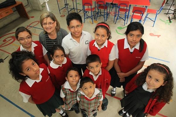 Estudiantes del Centro Educativo Benito Juárez, especializado en niños con alta capacidad intelectual, posan junto a su directora, Ana Aldana. (Foto Prensa Libre: Estuardo Paredes).