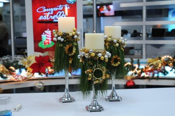 ARREGLOS CON cirios, pino y bisutería brillante.
