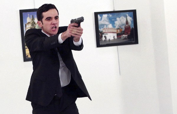 Mevlut Mert Altintas sostiene un arma después de disparar a Andrei Karlov, embajador de Rusia en Turquía. (Foto Prensa Libre: AP)