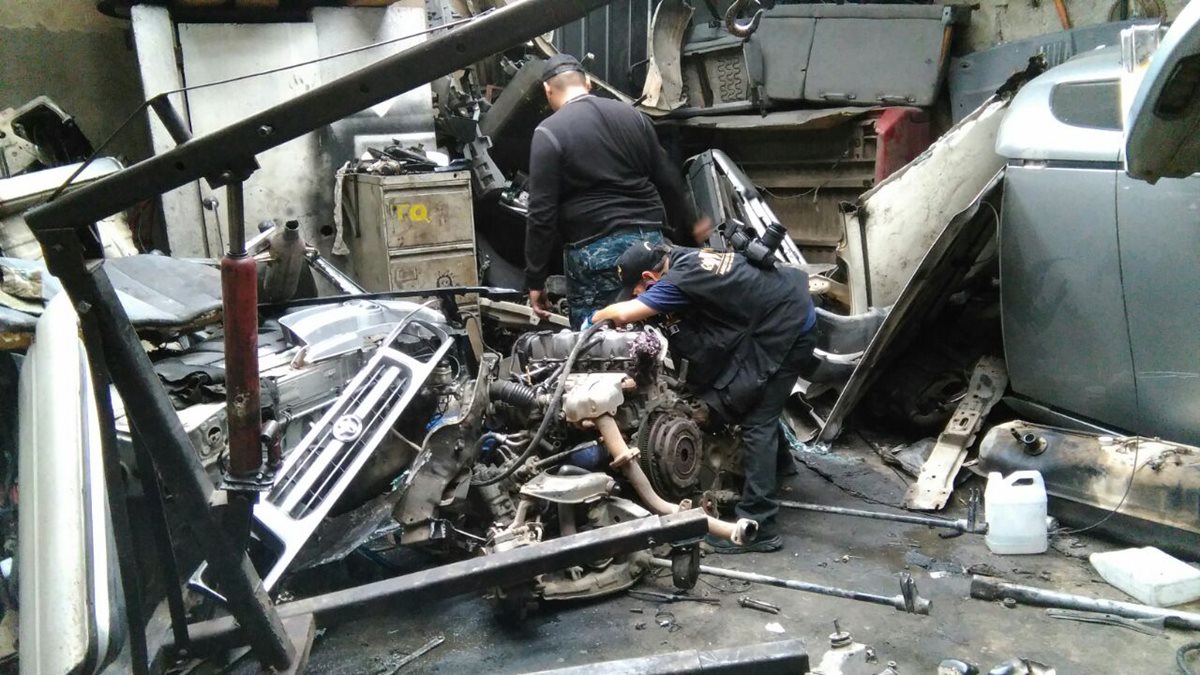 Policías y fiscales inspeccionan piezas de automotores robados. (Foto Prensa Libre: Estuardo Paredes)