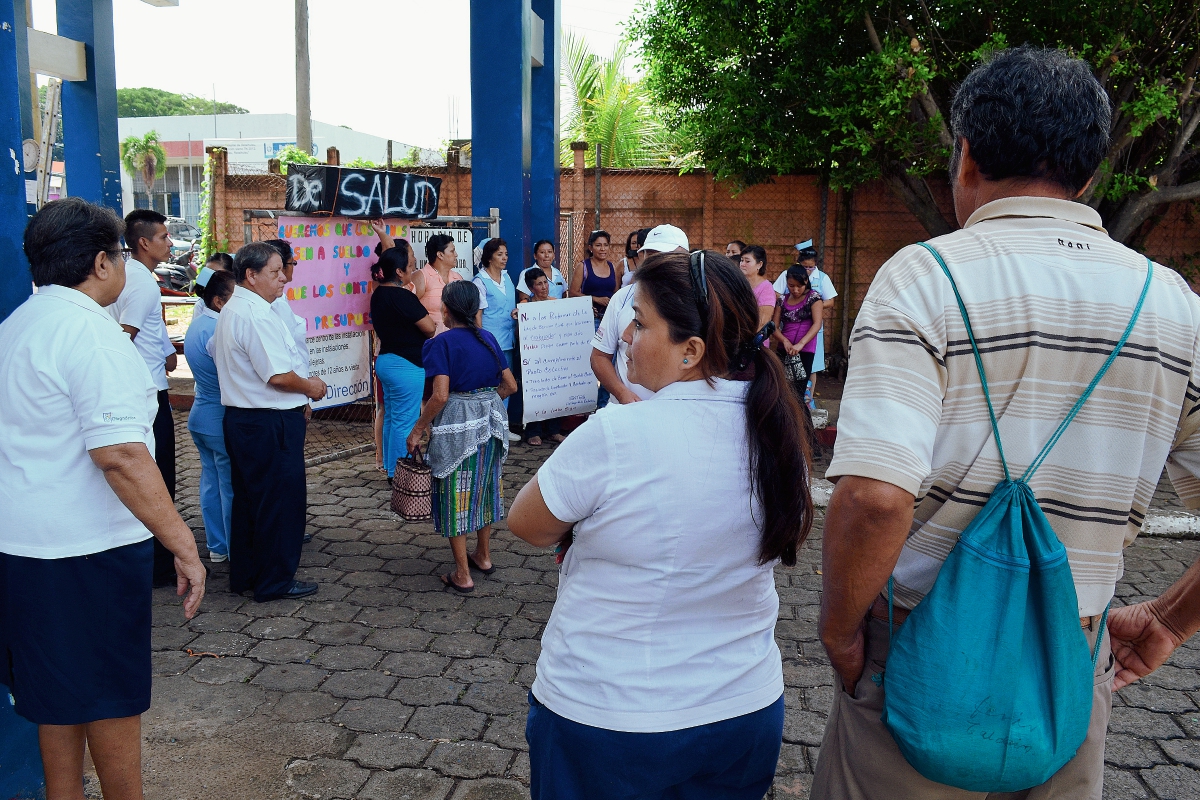 Grupo de trabajadores manifiesta en una de las entradas del Hospital de Retalhuleu, en la cabecera. (Foto Prensa Libre: Jorge Tizol)