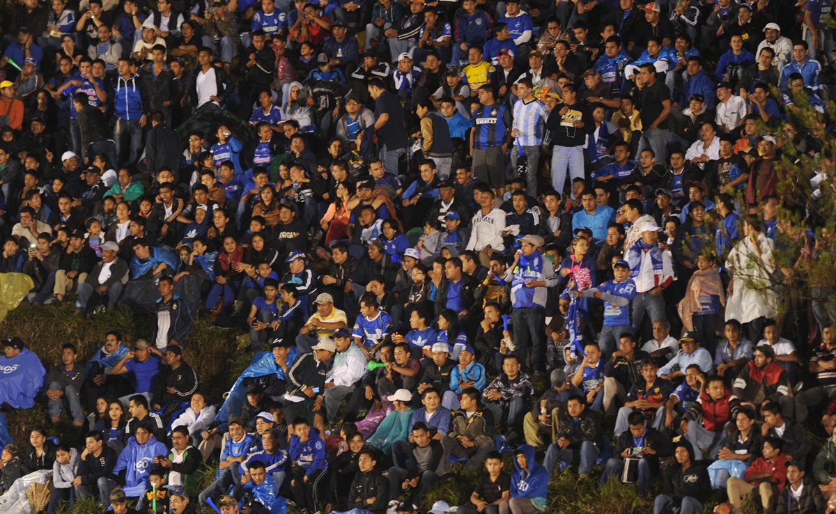 Pese a la lluvia, el estadio Verapaz lució sus mejores galas para recibir a Municipal. (Foto Prensa Libre: Eduardo González)