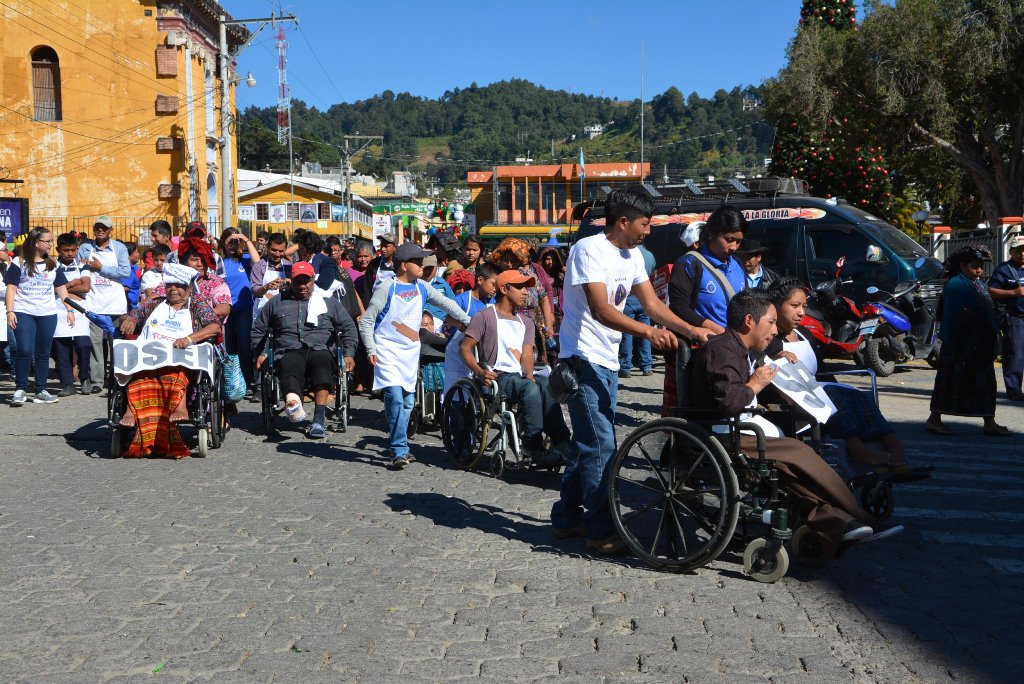 Personas con capacidades diferentes participan en actividad efectuada en Solola. (Foto Prensa Libre: Édgar Sáenz).