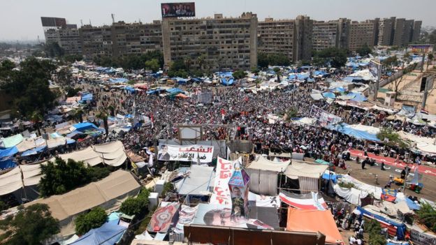 Cientos de personas murieron cuando las fuerzas de seguridad dispersaron una protesta en la plaza de Rabaa al-Adawiya, en 2013. (EPA)