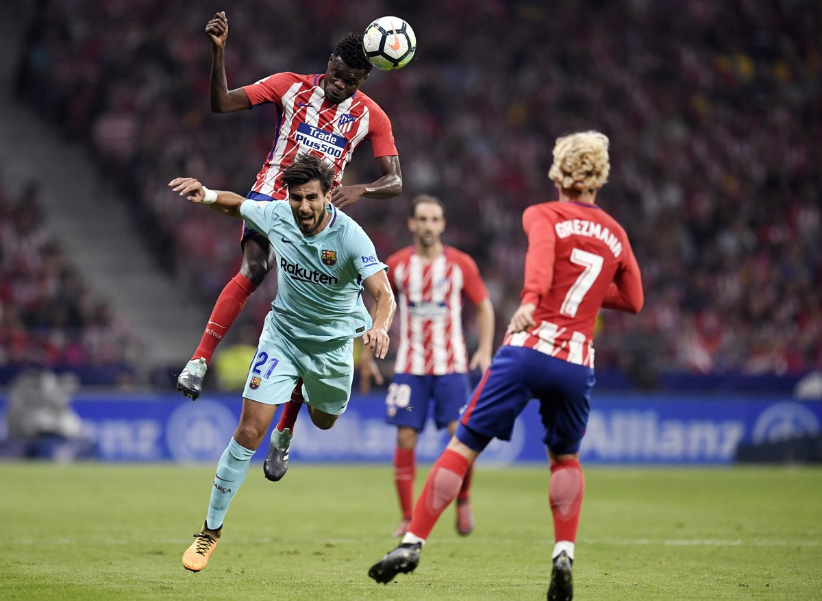 André Gomes participó de los 90 minutos en el duelo frente al Atlético de Madrid. (Foto Prensa Libre: AFP)