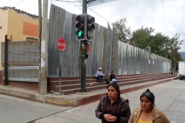 Antiguo edificio  municipal, cuyos trabajos están paralizado por el Idaeh. (Foto Prensa Libre: Hugo Oliva)