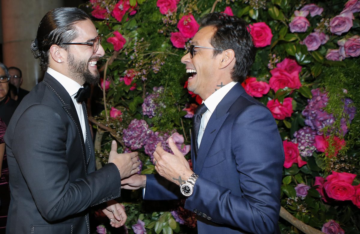 Marc Anthony besó a Maluma durante la gala anual "Maestro Cares" en Nueva York, Estados Unidos. (Foto Prensa Libre: EFE)