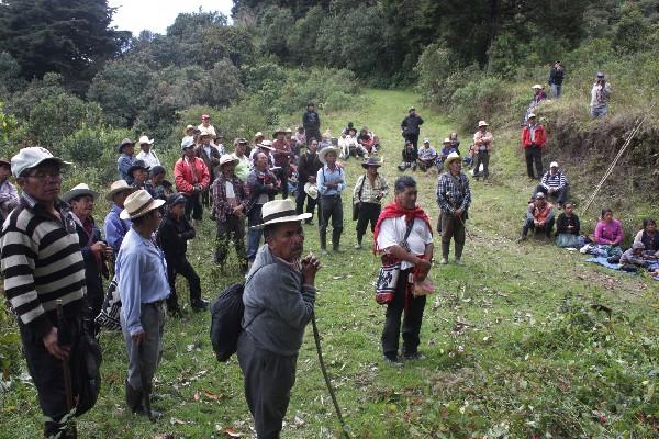 Líderes comunitarios y  vecinos de varios municipios recorren parte de la montaña El Socó.