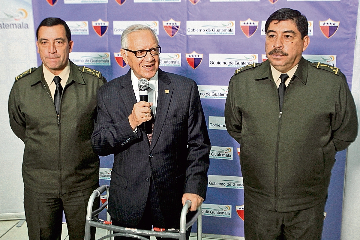 Una de las últimas fotos de Mansilla y Sosa juntos fue con el expresidente Alejandro Maldonado. (Foto Prensa Libre: Hemeroteca PL)