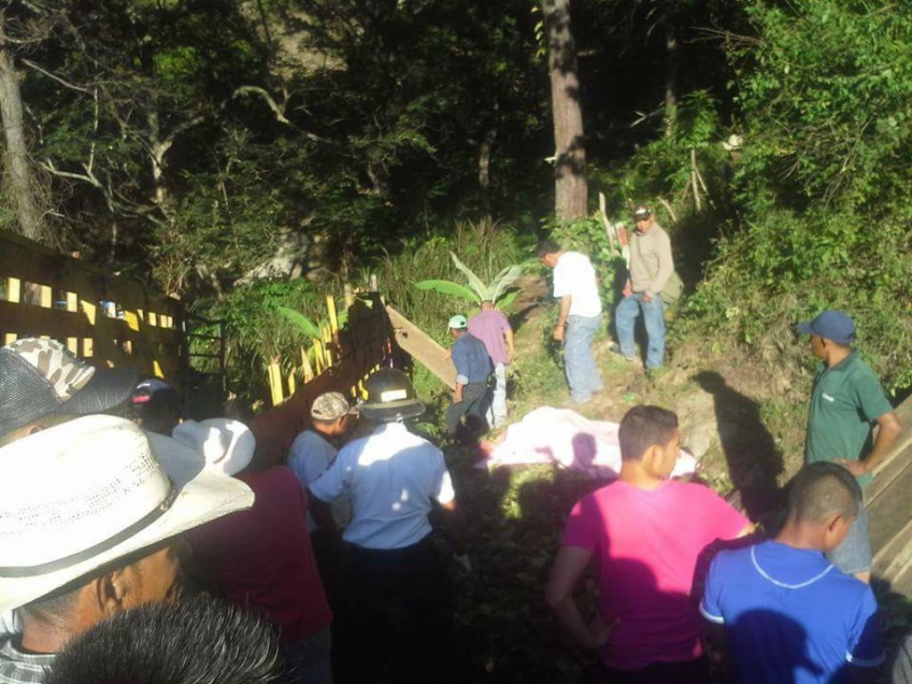 Socorristas rescatan cadáveres de hombres que murieron en accidente de tránsito en San Jerónimo, Baja Verapaz. (Foto Prensa Libre: Carlos Grave)