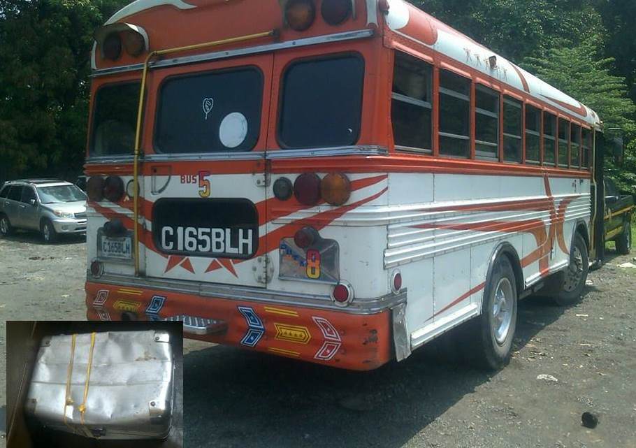 Autobús en el que fue localizada la caja, en la cabecera de Escuintla. (Foto Prensa Libre: Melvin Sandoval)