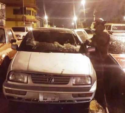 El automotor estaba estacionado junto a otros vehículos en venta. (Foto Prensa Libre: vía Sara Melini)