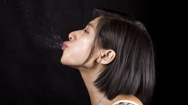 La saliva puede activar bacterias que generan electricidad. GETTY IMAGES