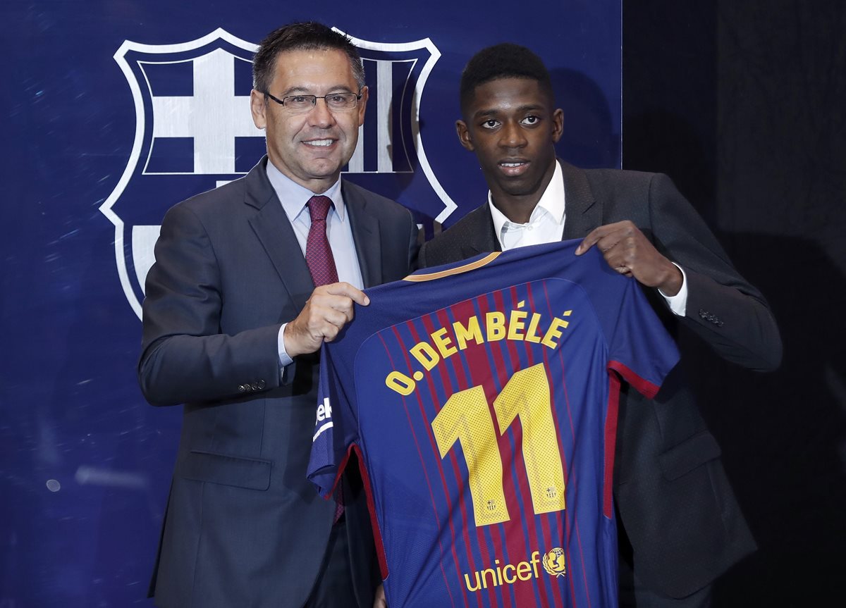 El nuevo fichaje del FC Barcelona, el francés Ousmane Dembélé (derecha), con el presidente del FC Barcelona, Josep Maria Bartomeu. (Foto Prensa Libre: EFE)