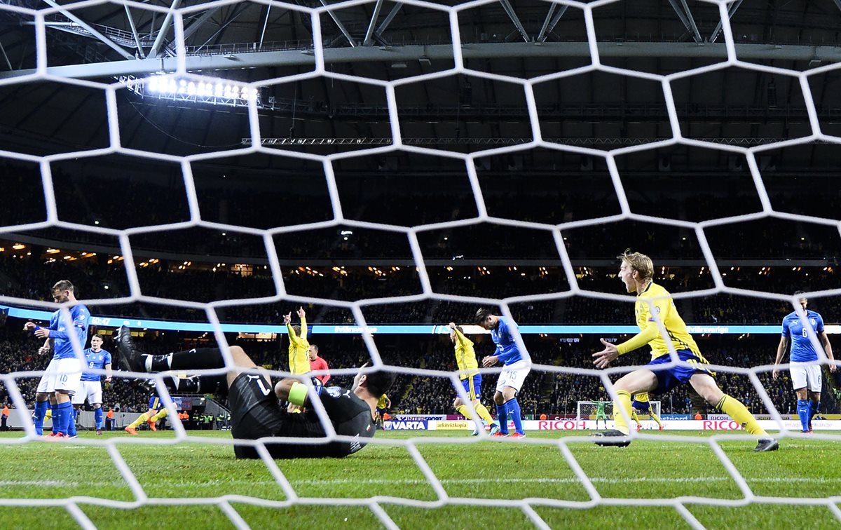 Los suecos celebran después del gol anotado por Jakob Johansson. (Foto Prensa Libre: AFP)