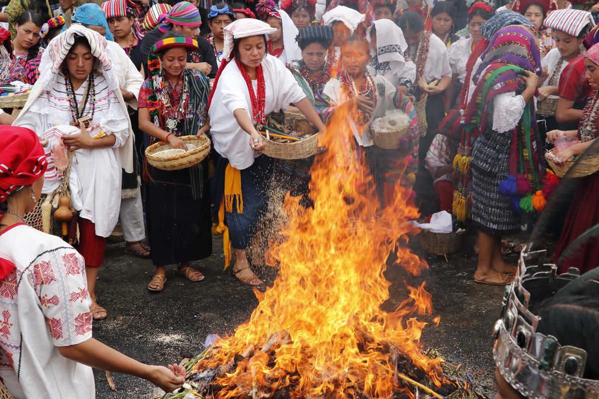 Las participantes durante ceremonia Chi-Ixim, en Tatic. (Foto Prensa Libre: Eduardo Sam).