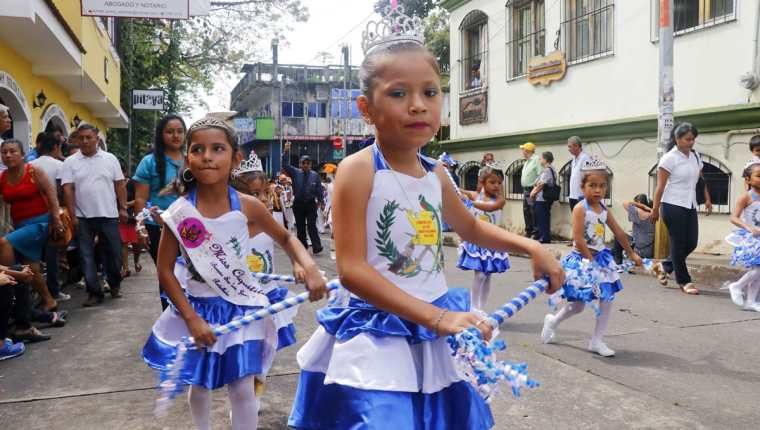 Desfiles engalanan la cabecera de Retalhuleu. (Foto Prensa Libre: Rolando Miranda).