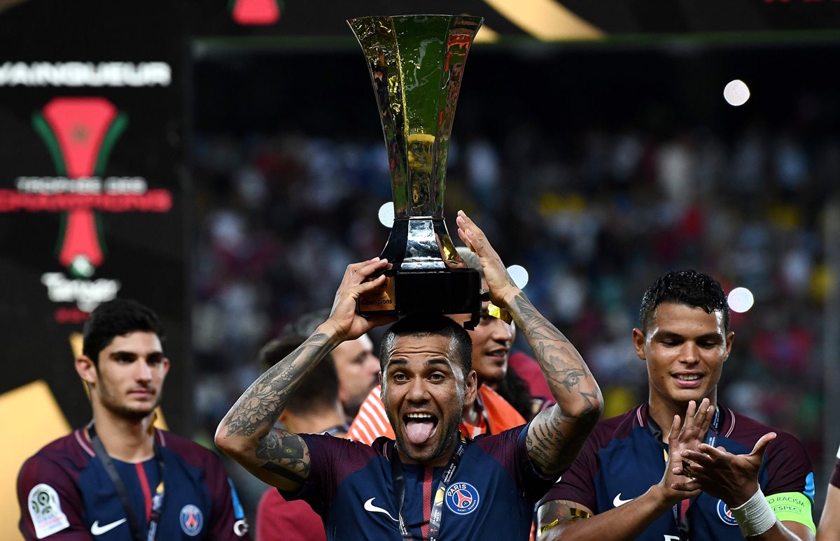 Dani Alves empezó a aportar su magia con el PSG y espera que Neymar lo haga igual. (Foto Prensa Libre: AFP)