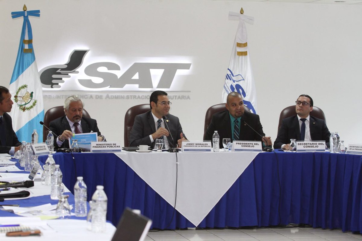 Jimmy Morales sostiene en la SAT una reunión con el superintendente para presentar la Política Nacional contra el Contrabando. (Foto Prensa Libre: Gobierno de Guatemala)