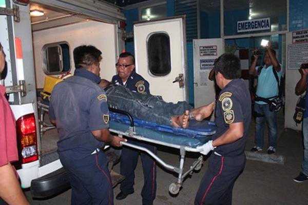 Los heridos fueron trasladados al hospital regional de Coatepeque en vehículo particular y por Bomberos Municipales Departamentales. (Foto Prensa Libre: Alexander Coyoy)