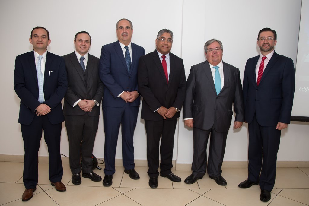 Ejecutivos del Banco G&T y autoridades bancarias panameñas. (Foto Prensa Libre: Cortesía)