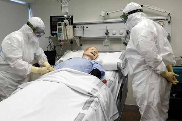 En algunos países se hacen simulacros sobre cómo tratar a pacientes con ébola (Foto Prensa Libre: EFE).
