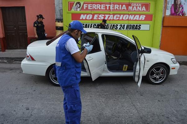 El comerciante Carlos Fernando Ovalle Morales, de 25 años, muere baleado en el barrio El Tamarindal, Zacapa, por lo que autoridades investigan el incidente que también deja un herido.  (Foto Prensa Libre: Víctor Gómez)