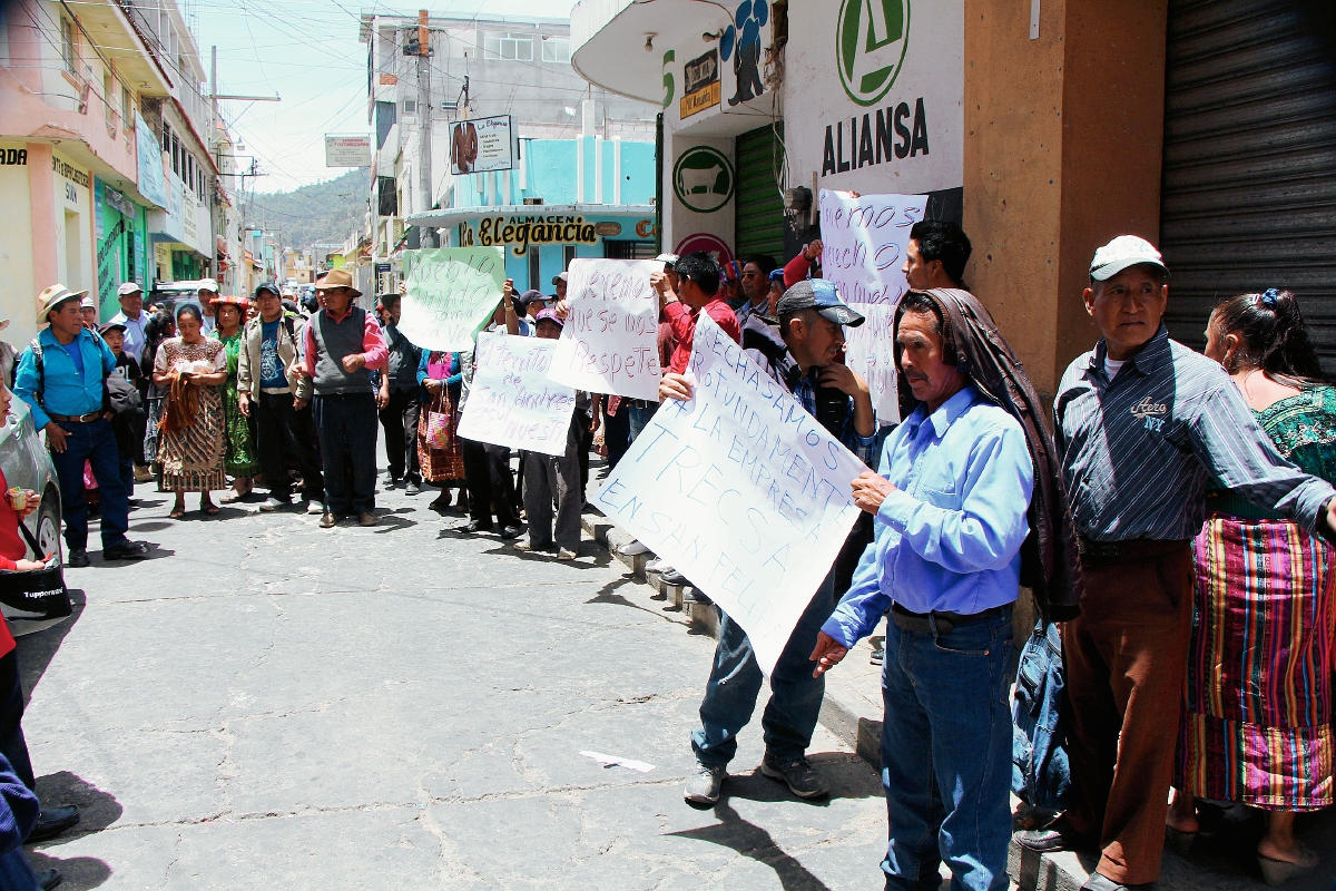 Pobladores de San Andrés Xecul protestan contra en el Concejo en Totonicapán. (Foto Prensa Libre: Édgar Domínguez)