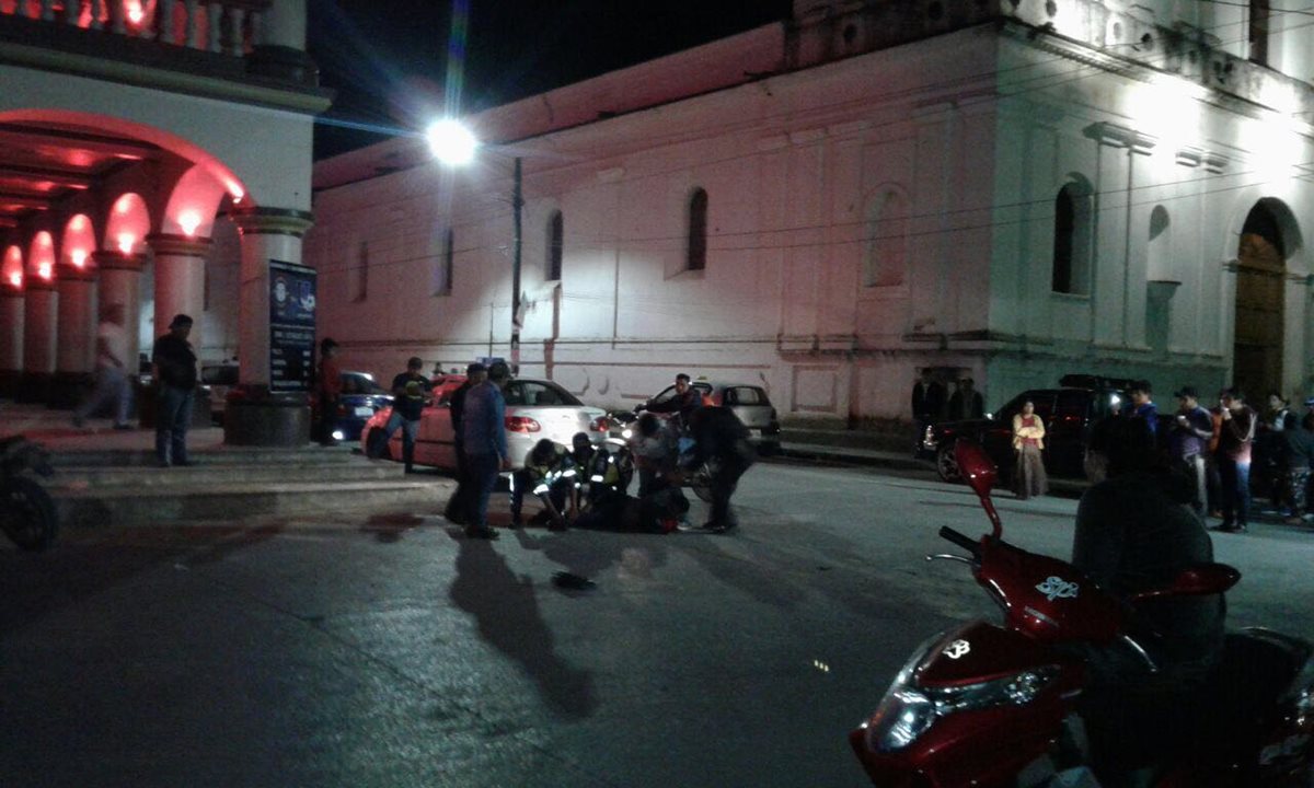 Compañeros del agente de la PMT reducen al orden al agresor. (Foto Prensa Libre: Eduardo Sam)