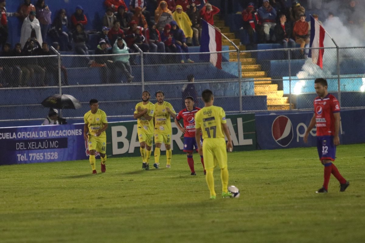 Así festejó Edi Danilo Guerra el gol del empate en Xela. (Foto Prensa Libre: Raúl Juárez)