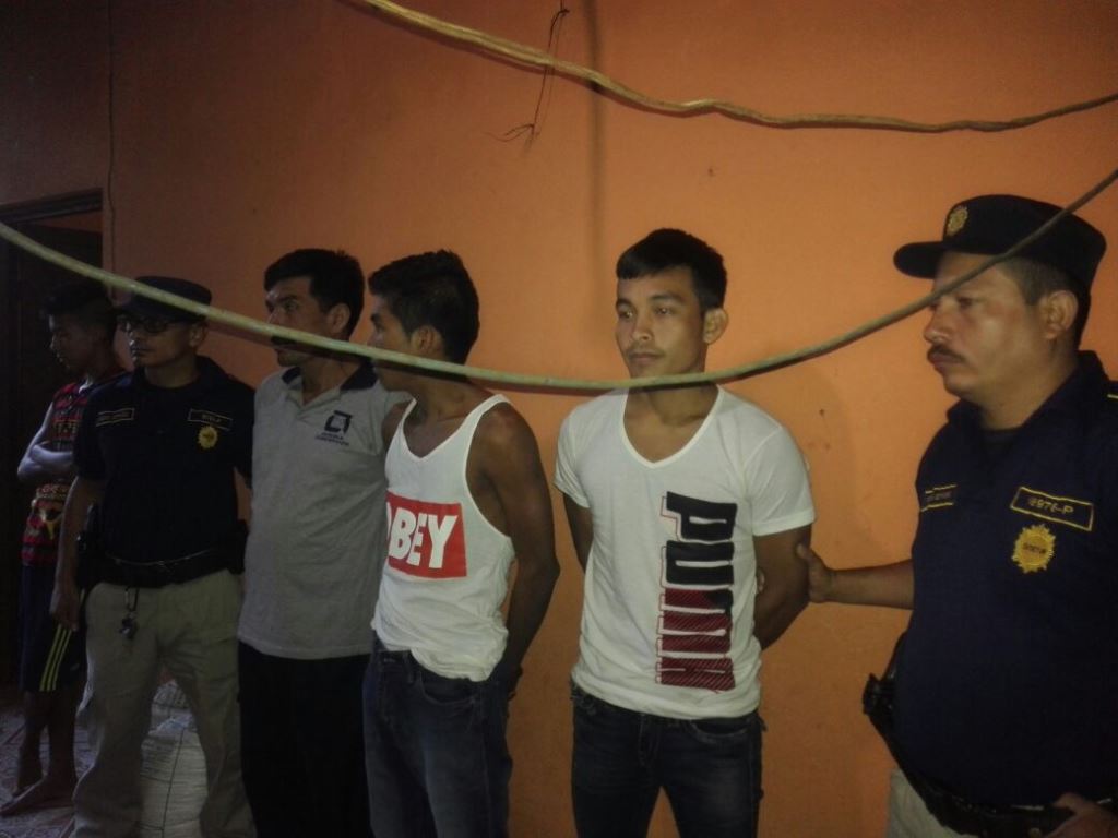 Los tres capturados en Nuevo San Carlos, Retalhuleu. (Foto Prensa Libre: Rolando Miranda).