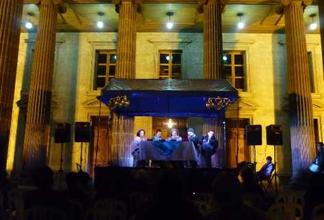 Artistas leen  frente al Teatro  Municipal de Quetzaltenango durante la edición del Festival de Poesía del 2012.