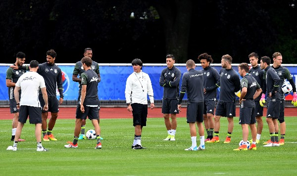Joachim Löw dirige el entrenamiento de la selección alemana. (Foto Prensa Libre: AFP)