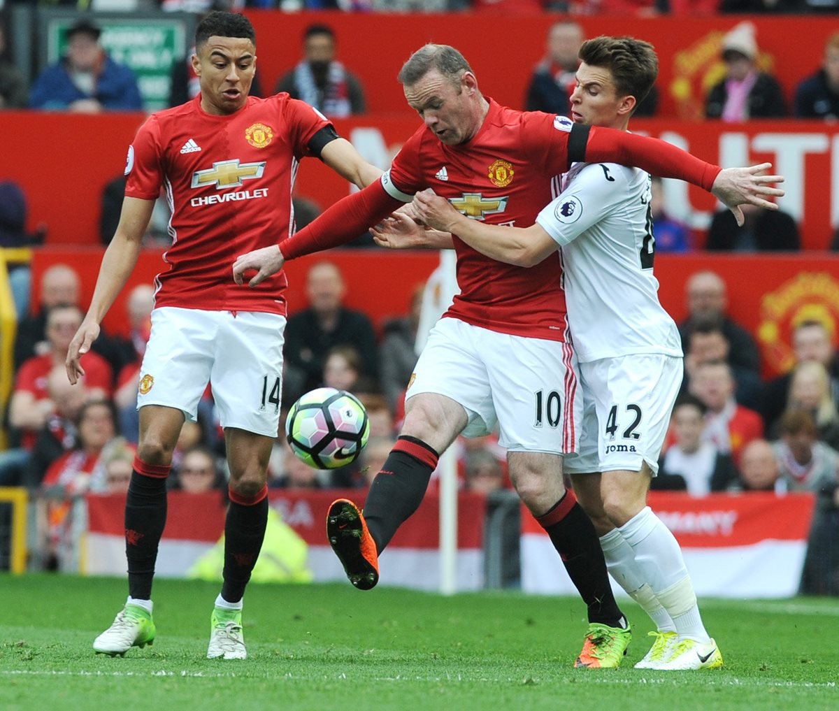 Wayne Rooney adelantó al United pero el equipo no pudo mantener la ventaja. (Foto Prensa Libre: EFE)
