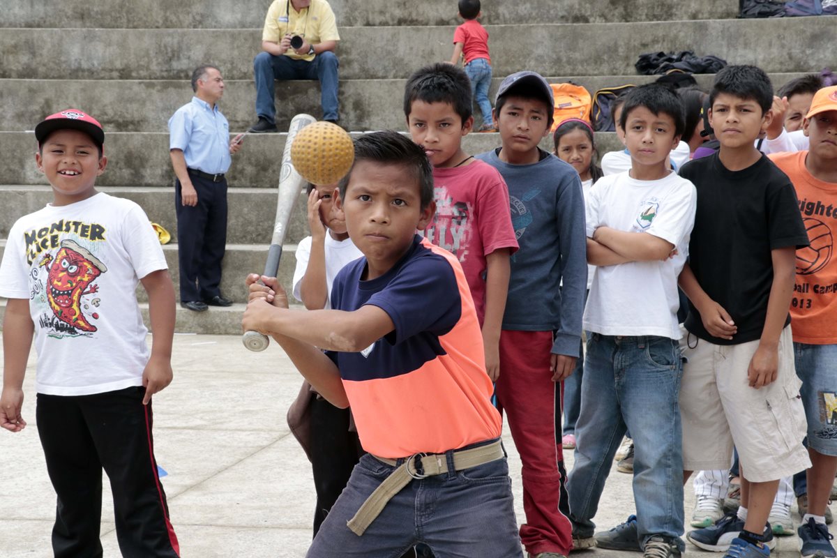 El béisbol es uno de los deportes que podrán practicar en el proyecto de la Fundación Olímpica Guatemalteca. (Foto Prensa Libre: Eduardo Sam Chun)