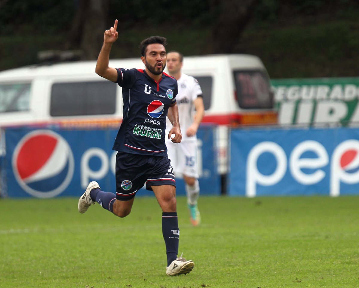 Carlos Kamiani Félix celebra lleno de euforia una de sus anotaciones frente a Antigua GFC. (Foto Prensa Libre: Carlos Vicente)
