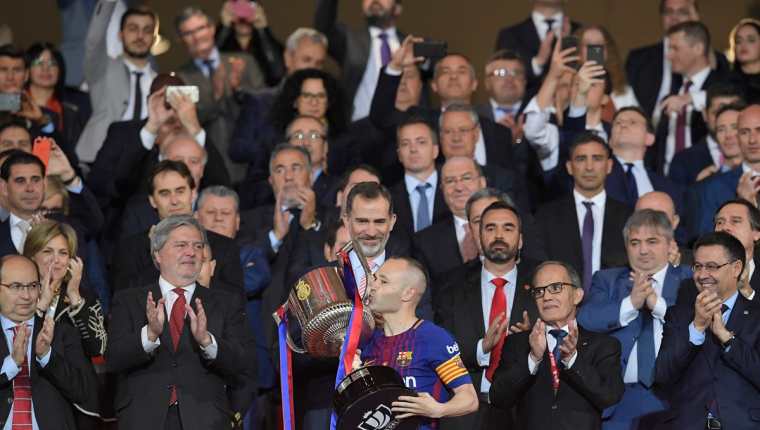 Andrés Iniesta besa la Copa del Rey ante la mirada del Rey Felipe. (Foto Prensa Libre: AFP)
