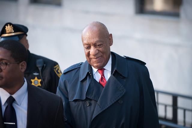 El comediante Bill Cosby este jueves asistió a la corte de Norristown, Pensilvania. Fue declarado culpable de tres cargos de abuso sexual. (Foto Prensa Libre:EFE)