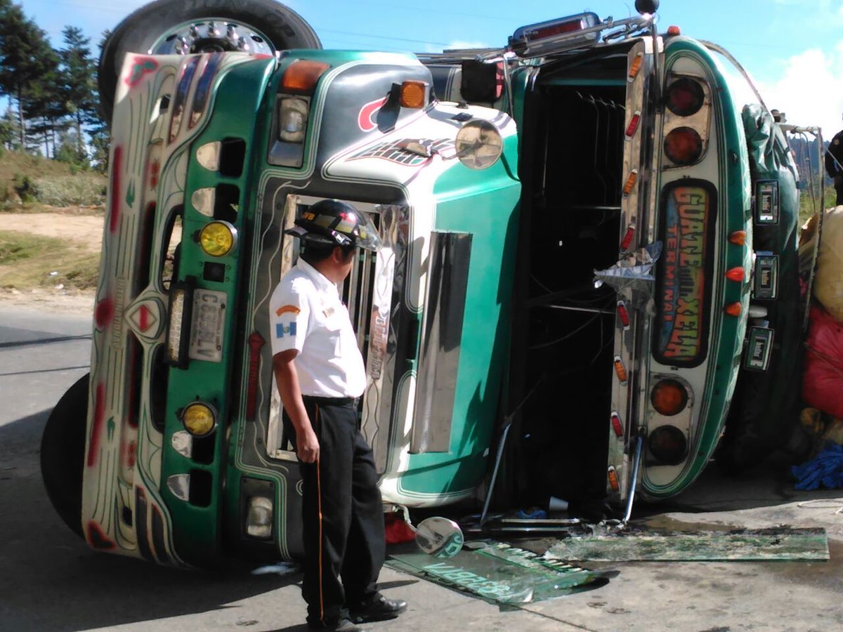 El accidente del bus se produjo en el kilómetro 99 de la Ruta Interamericana. (Foto, Prensa Libre: Twitter de Bomberos Voluntarios)