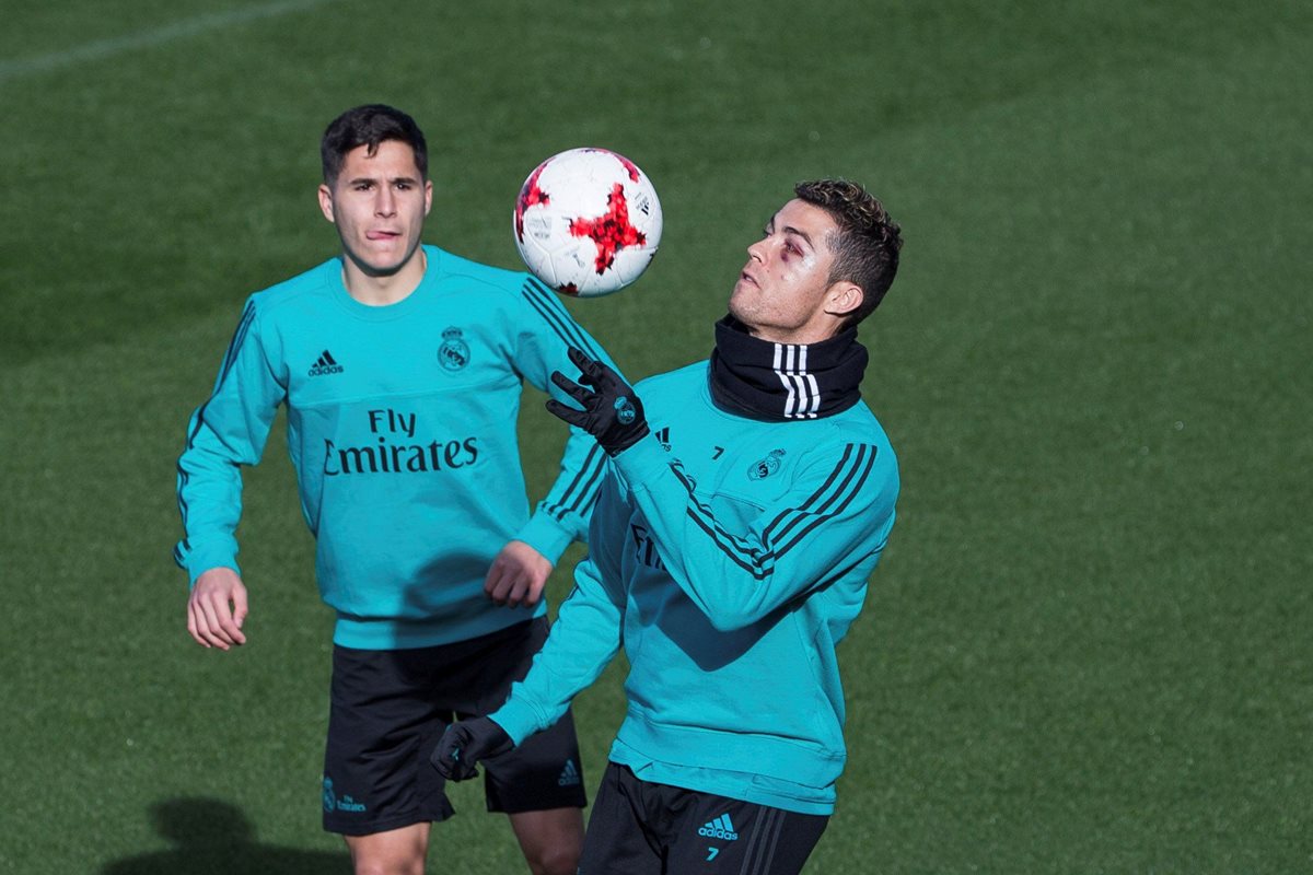 Los jugadores del Real Madrid, Dani Ceballos (i) y Cristiano Ronaldo, durante el entrenamiento del conjunto merengue. (Foto Prensa Libre: EFE)