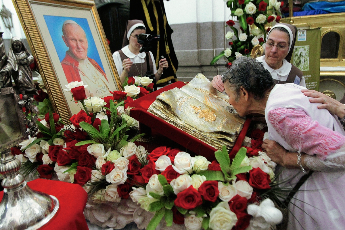 Fieles veneran la reliquia de San Juan Pablo Segundo. (Foto Prensa Libre: Hemeroteca PL)