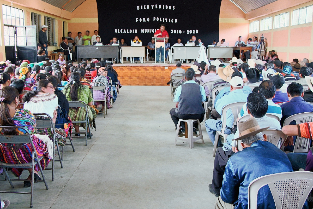 Pobladores  participan en foro, en el que cuatro candidatos a alcalde e Totonicapán presentaron plan de trabajo. (Foto Prensa Libre: Édgar Domínguez)