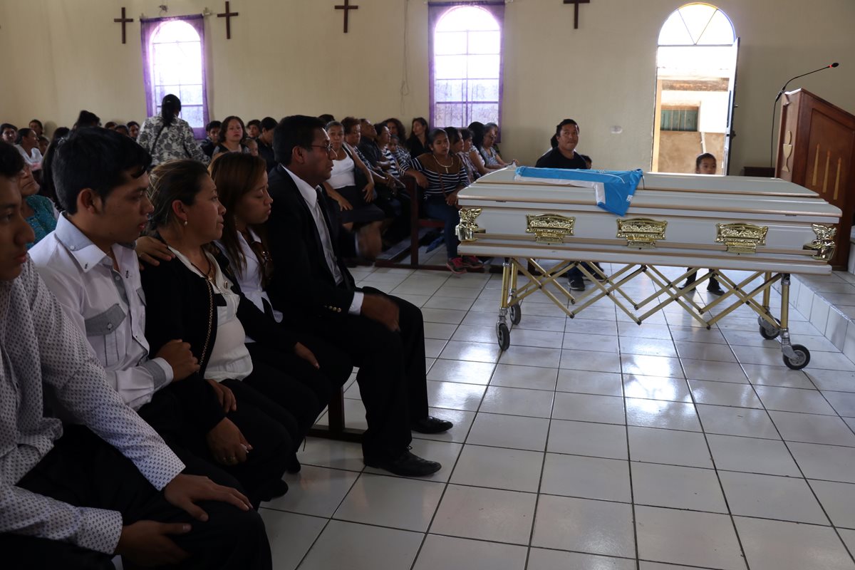 Previo al sepelio se ofició una misa de cuerpo presente. (Foto Prensa Libre: Mike Castillo)