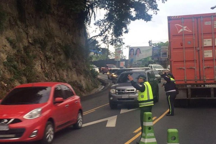 Un agente de tránsito de Villa Canales intenta agilizar la circulación, en la ruta de Boca del Monte hacia la capital. (Foto Prensa Libre: Hemeroteca)