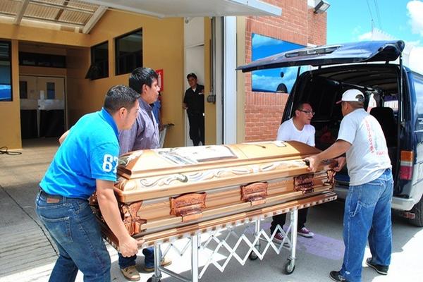 Familiares retiran cadáver de Elías Oroxom del Inacif, en Quetzaltenango. (Foto Prensa Libre: Alejandra Martínez)